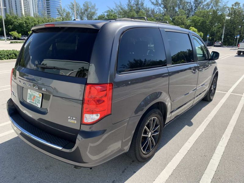 Dodge Grand Caravan GT alquiler del coche