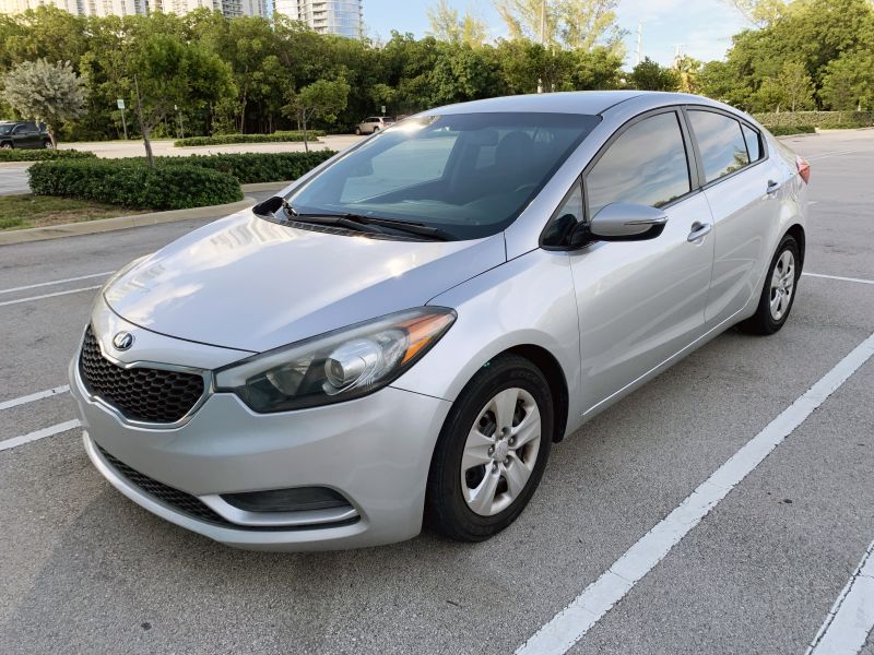 Kia Forte uzun süreli kiralama Miami, Florida'da