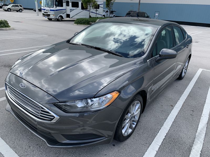 Ford Fusion Hybrid alquiler en Miami, Florida