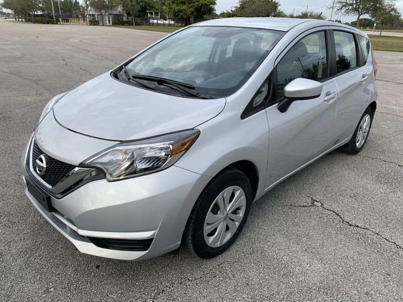 Nissan Versa Note uzun süreli kiralama Miami, Florida'da