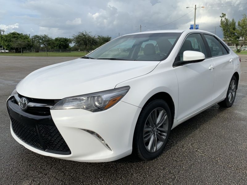 Toyota Camry uzun süreli kiralama Miami, Florida'da