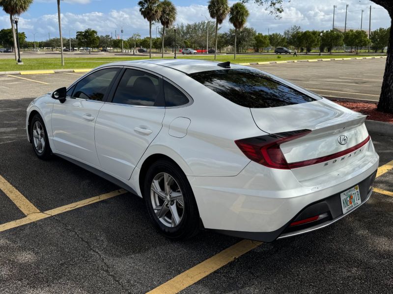 Hyundai Sonata a noleggio