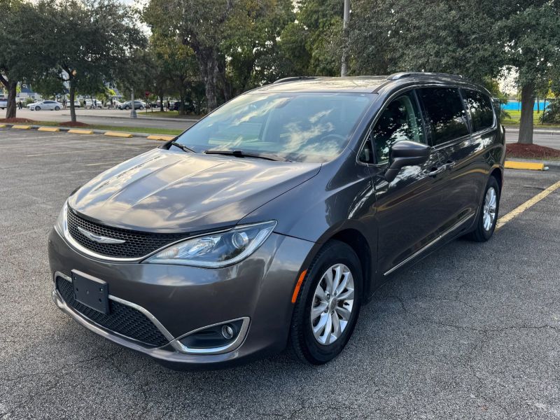 Chrysler Pacifica Touring L uzun süreli kiralama Miami, Florida'da
