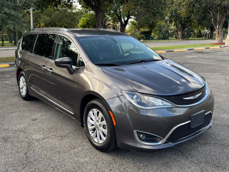 Chrysler Pacifica Touring L kiralanabilir
