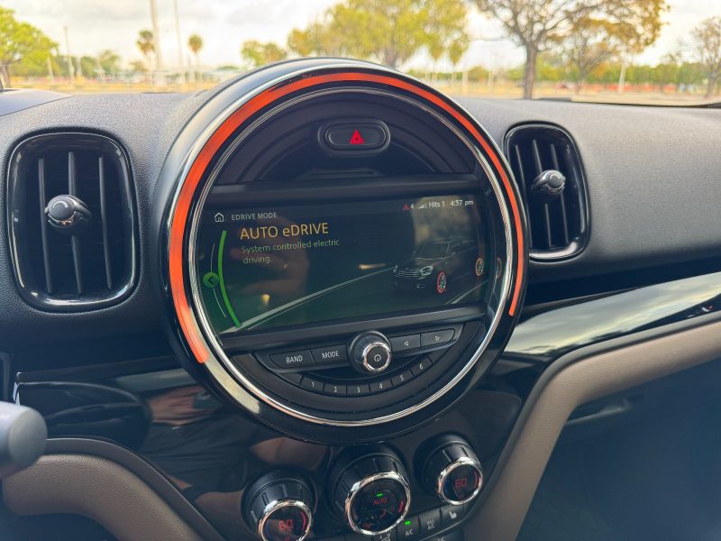 MINI Countryman Plug-In Hybrid pic #4825