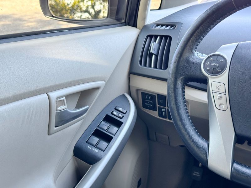 Toyota Prius Five pic #4929