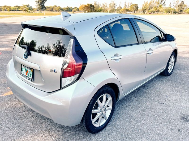 Toyota Prius C Four жалға беріледі