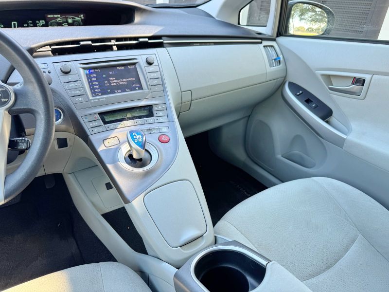 Toyota Prius Three pic #5037