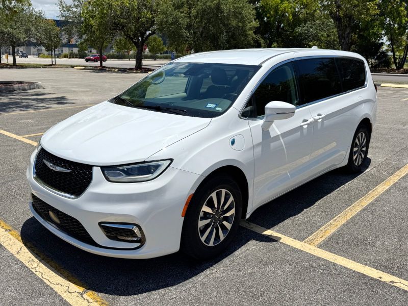 Chrysler Pacifica Hybrid uzun süreli kiralama Miami, Florida'da