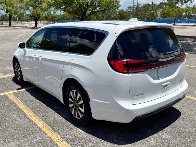 Chrysler Pacifica Hybrid pic #5210