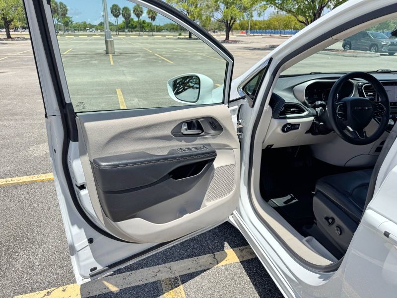 Chrysler Pacifica Hybrid pic #5212