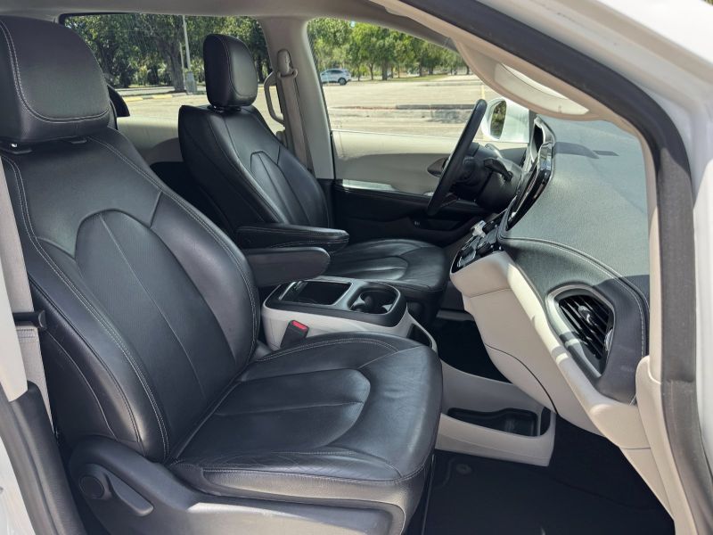 Chrysler Pacifica Hybrid pic #5217