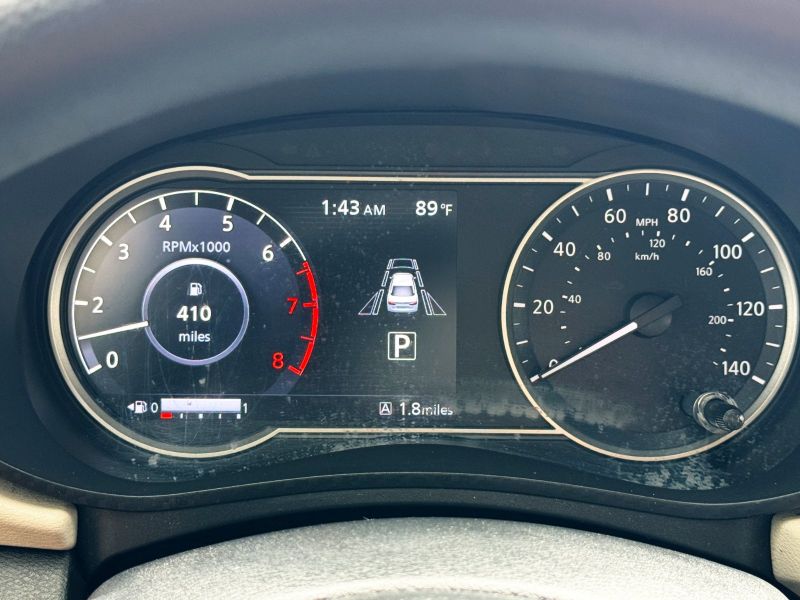 Nissan Versa SV pic #5359