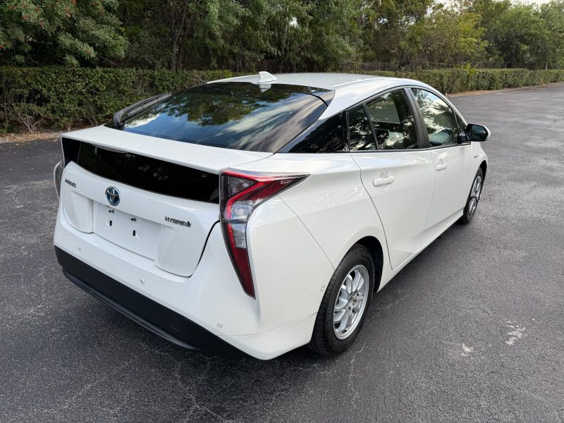 Toyota Prius Two à louer