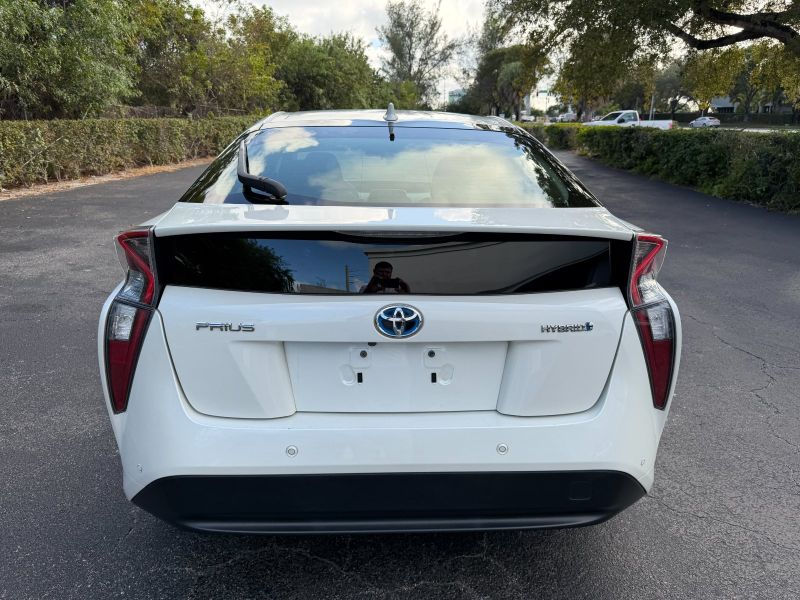 Toyota Prius Two à louer