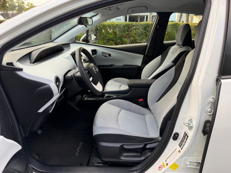 Toyota Prius Two pic #5575