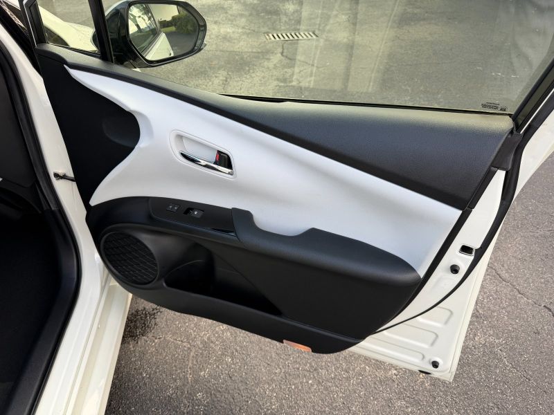 Toyota Prius Two pic #5581