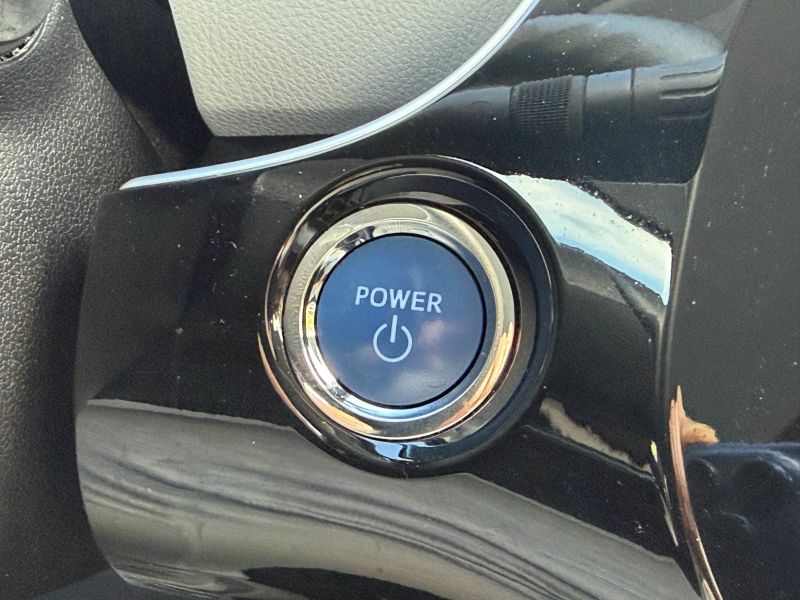 Toyota Prius Two pic #5588