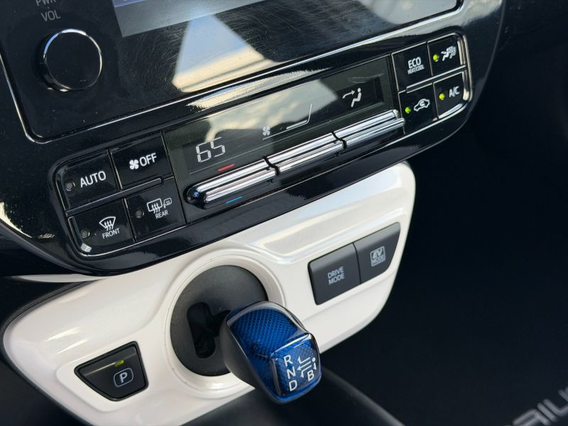 Toyota Prius Two pic #5590