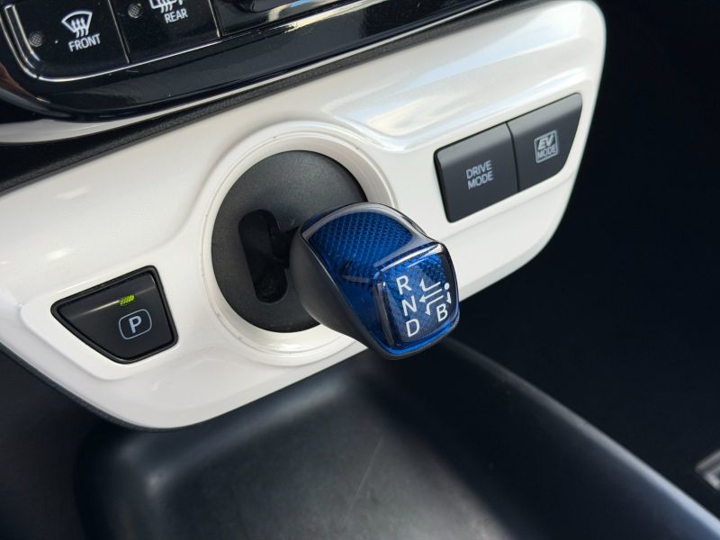 Toyota Prius Two pic #5591