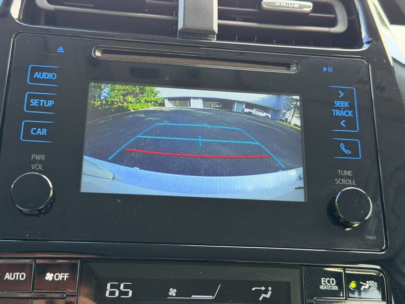 Toyota Prius Two pic #5592