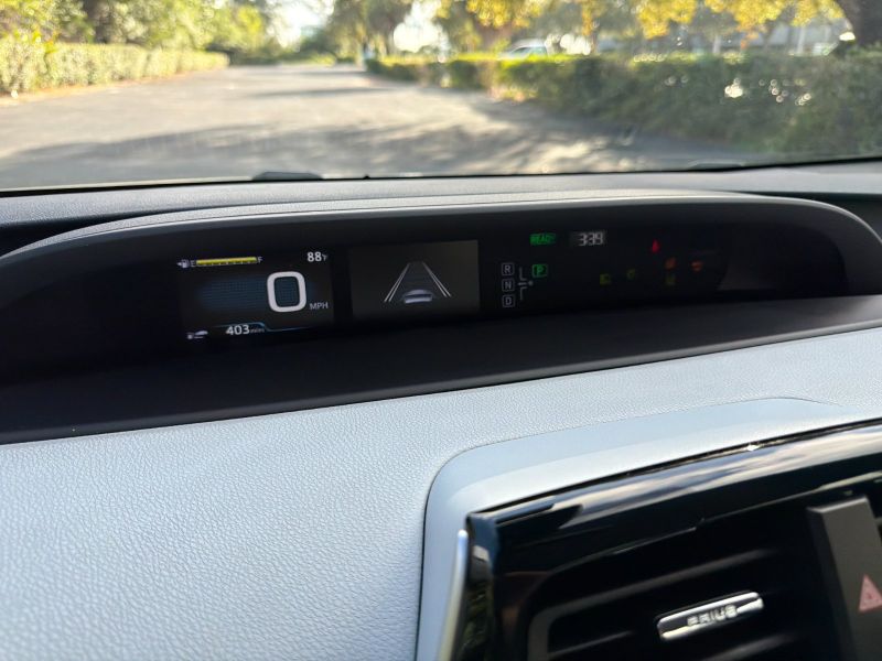 Toyota Prius Two pic #5594