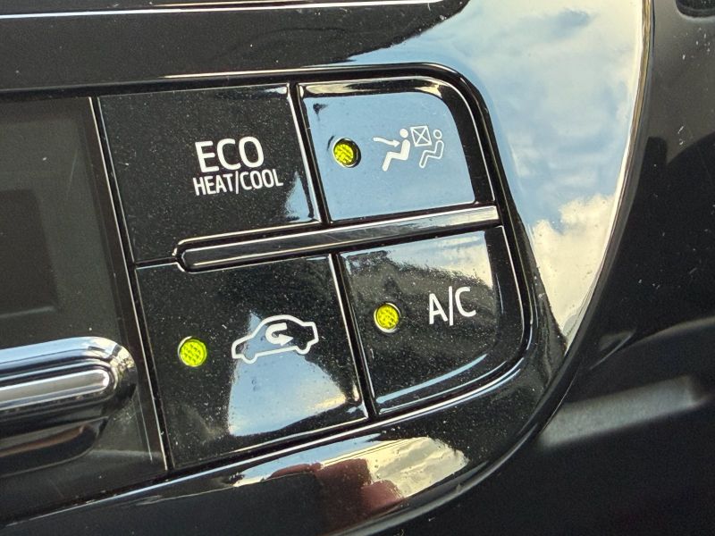 Toyota Prius Two pic #5595