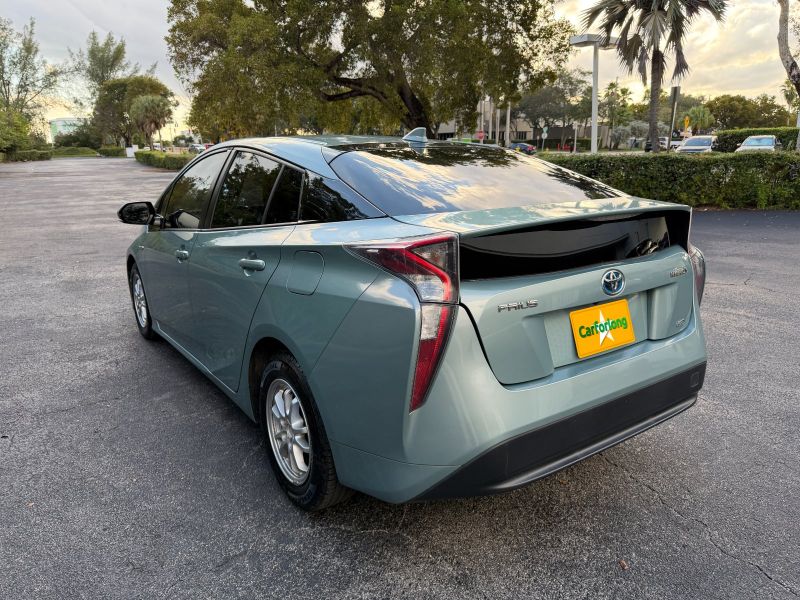 Toyota Prius Four a noleggio