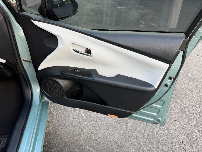 Toyota Prius Four pic #5833