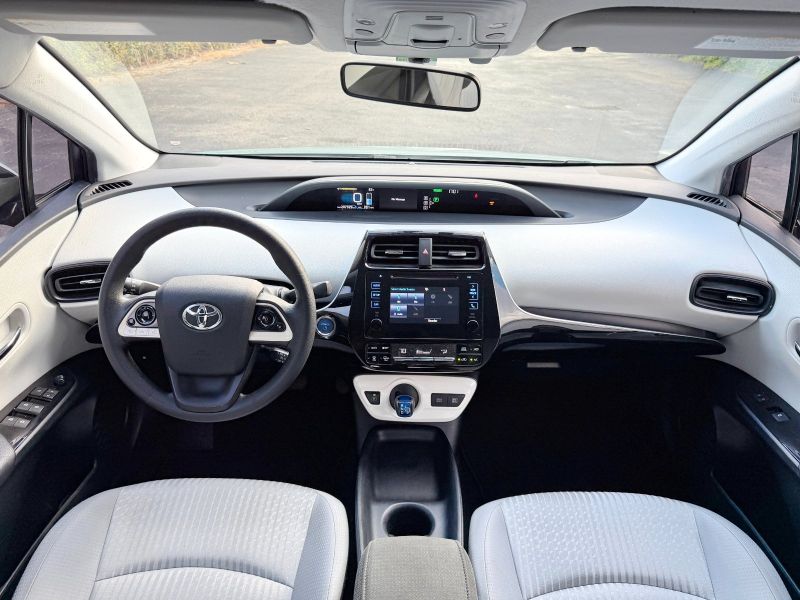 Toyota Prius Four pic #5834