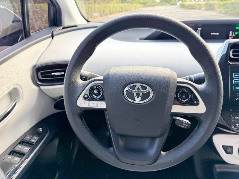 Toyota Prius Four pic #5836