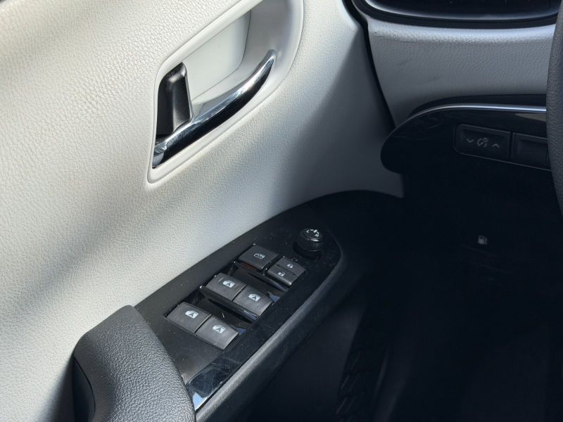 Toyota Prius Four pic #5839