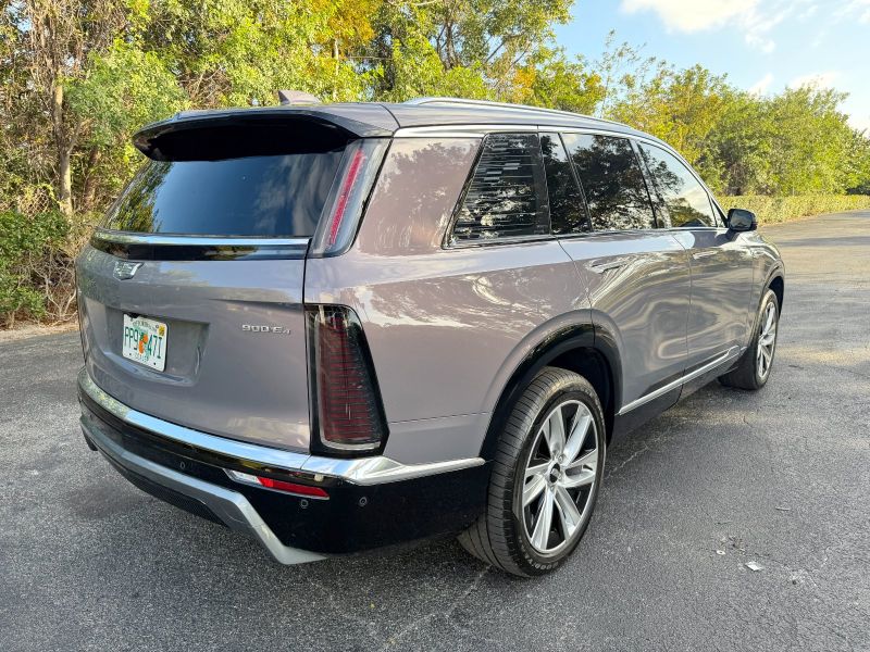 Cadillac Vistiq 900 e4 a noleggio