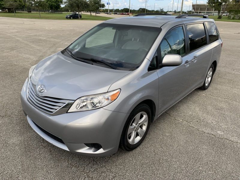 Toyota Sienna uzun süreli kiralama Miami, Florida'da